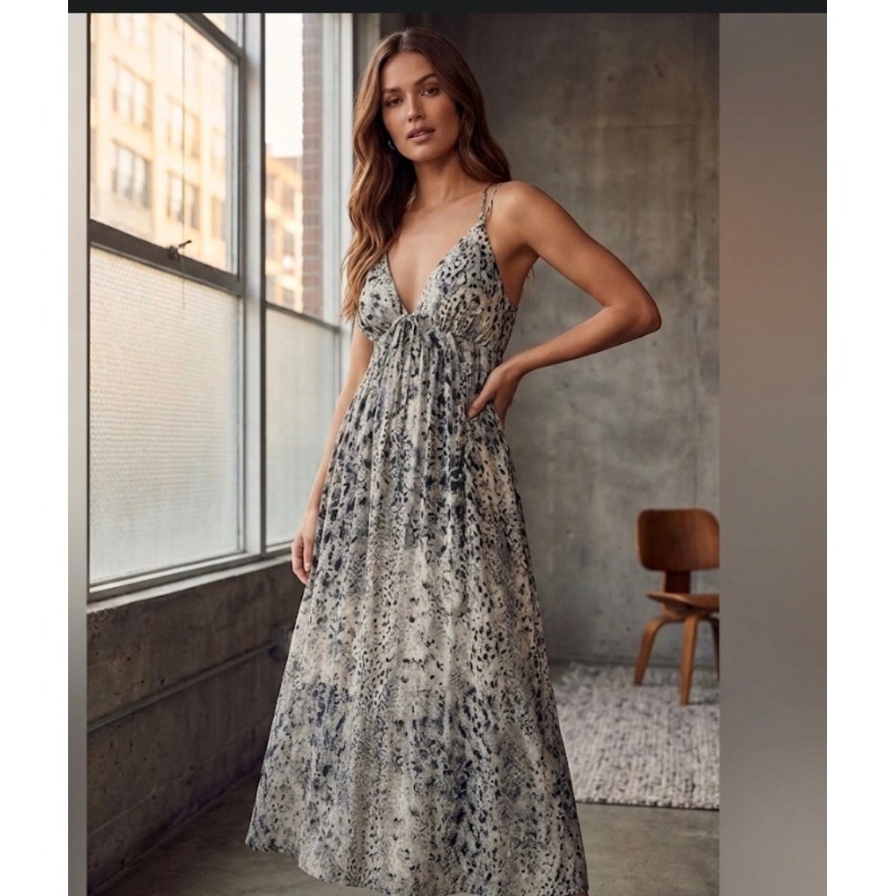 She + Sky Women Size-L Gray White Maxi Dress Snake V Neck Summer